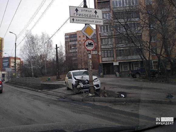 В Екатеринбурге автомобиль «Яндекс. Такси» вылетел на тротуар и врезался в столб
