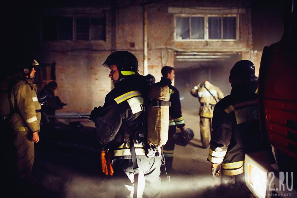 Более 30 сотрудников МЧС тушили крупный пожар в жилых домах и постройках в Кемерове