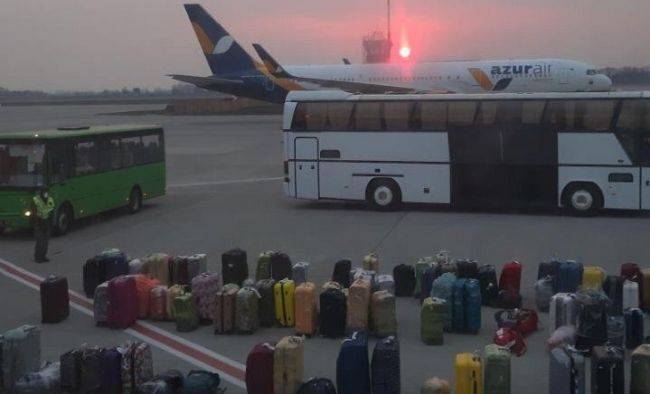 В аэропорту Киева прилетевших из Бали украинцев не выпускают из самолета