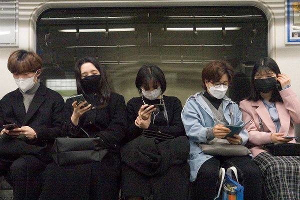 В китайском метро запретят есть и попрошайничать