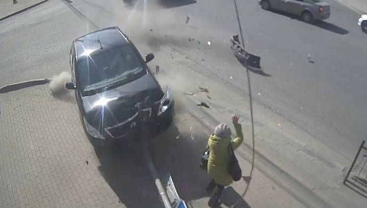 Везучий пешеход чудом пережил встречу с машиной на тротуаре в Калуге. Видео