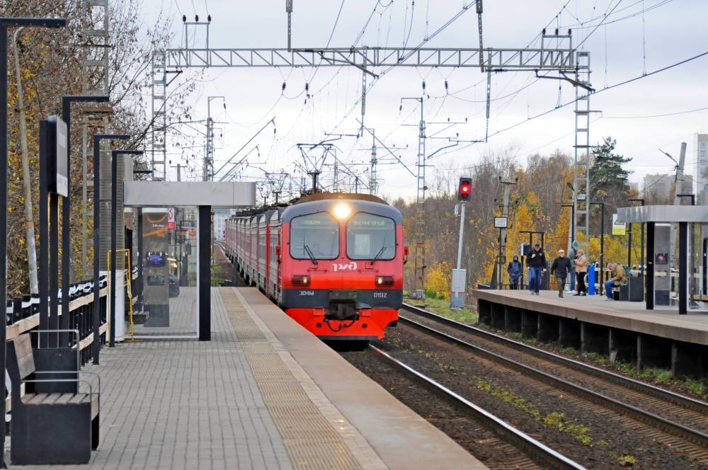 Сообщения о соблюдении безопасной дистанции начали транслировать в электричках Москвы