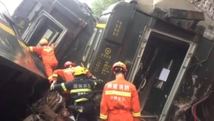 Появилось видео с места железнодорожного крушения в Китае, где пострадали 127 человек