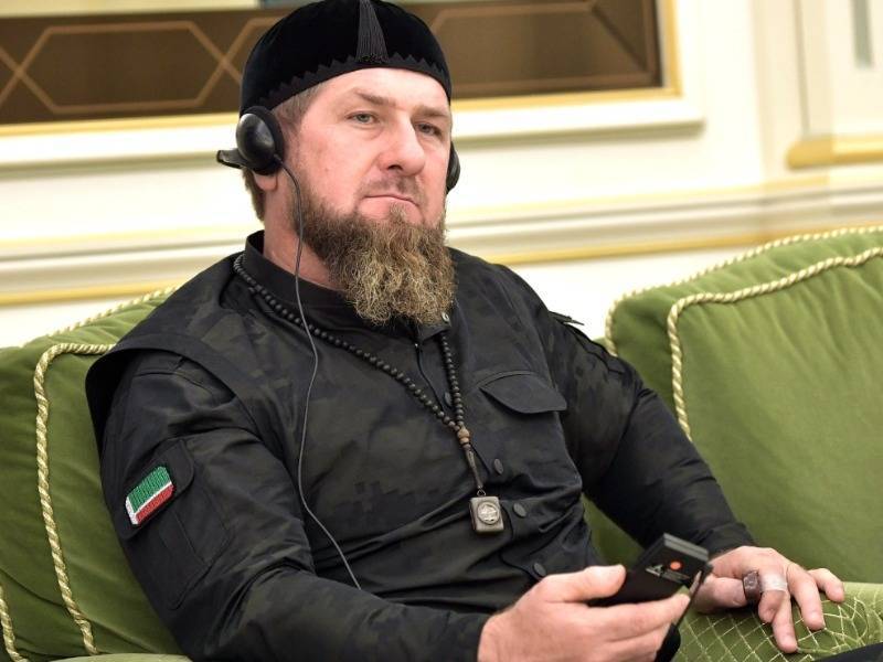 СМИ: В Чечне с коронавирусом борятся силовики, вооруженные пластиковми палками