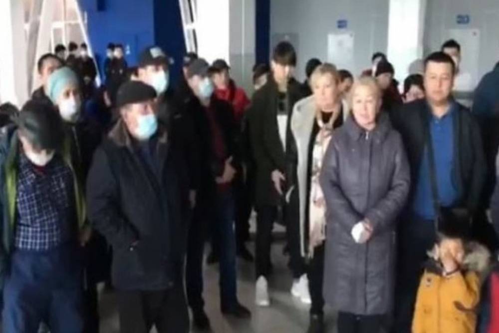 200 киргизов объявили голодовку в аэропорту Новосибирска