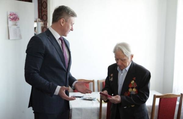 Спикер зауральского парламента посетил ветеранов, вручив им подарки и медали