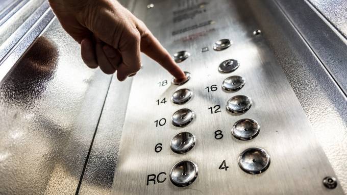 Петербургские власти потребовали дезинфицировать перила и кнопки лифтов в жилых домах