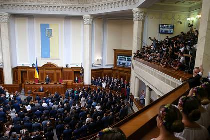 Украинские депутаты уволили двух министров и провалили назначение новых