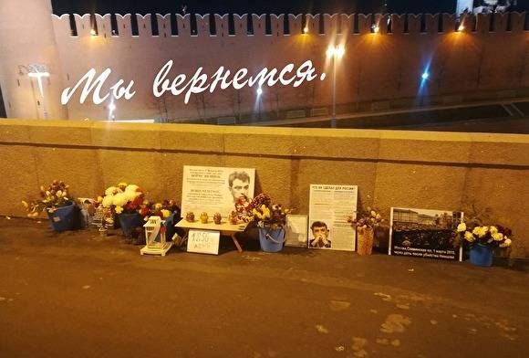 Волонтеры на мосту Немцова прерывали свою вахту из-за режима всеобщей самоизоляции