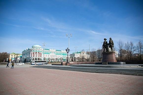 С началом нерабочей недели из-за пандемии коронавируса улицы Екатеринбурга опустели