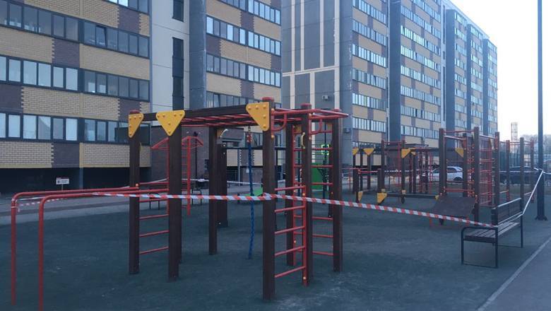 В Тюмени УК закрыла детские площадки около ЖК «Москва», но детей это не остановило