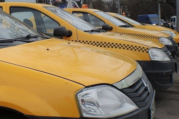 Мэрия: режим самоизоляции в Москве запрещает ездить в гости на такси
