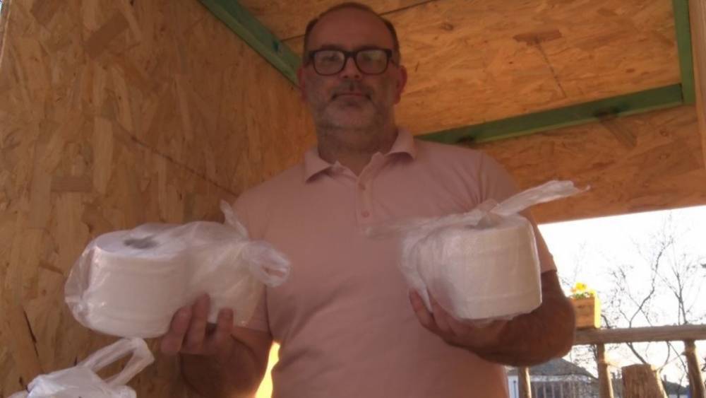 Мороженщик из Саксонии сделал первую drive-in-станцию для бесплатной раздачи туалетной бумаги