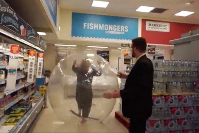 Чтобы защититься от коронавируса, женщина занималась шоппингом в огромном надувном шаре