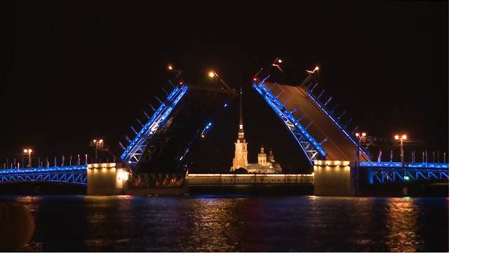 В Петербурге на Дворцовом мосту зажгут синюю подсветку