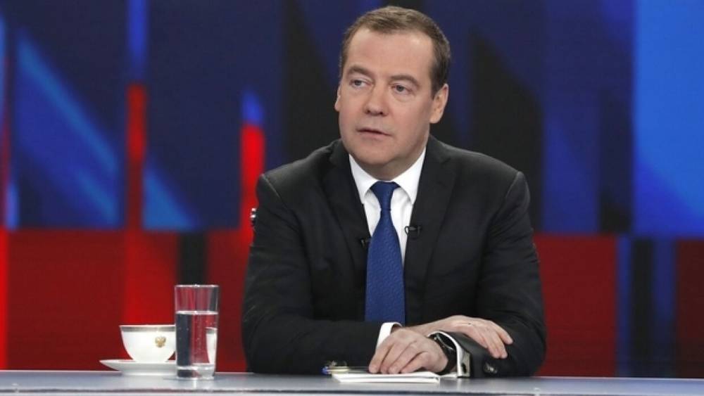 Медведев не исключил принятия более жестких мер для борьбы с пандемией