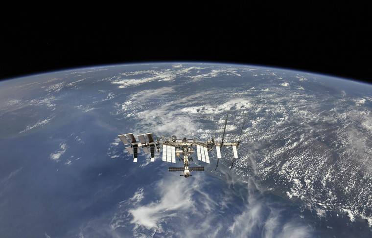 Космонавты отправятся на МКС, но им запрещены объятия и рукопожатия