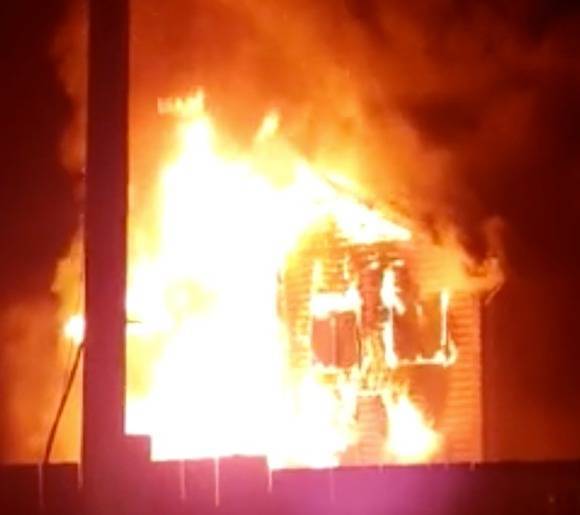 Под Екатеринбургом сгорел трехэтажный дом, который арендовали для отдыха