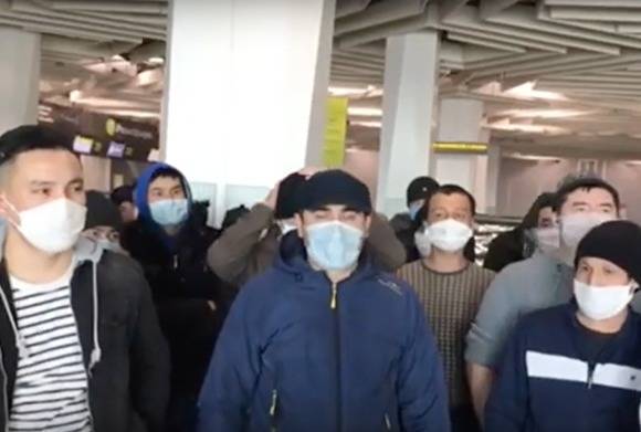 Граждане Киргизии застряли в аэропорту Новосибирска и объявили голодовку