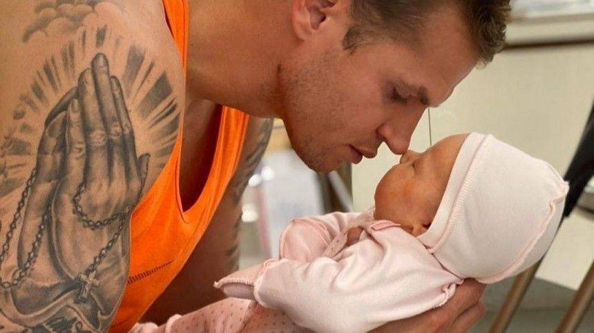 «Божечки, какая она маленькая»: Тарасов умилил подписчиков фото с новорожденной дочерью