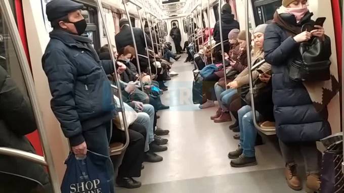 В утренний час пик метро Петербурга наполнилось людьми