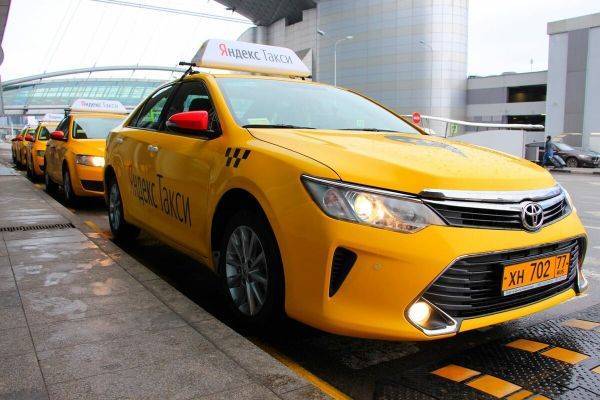 Водители, работающие с Яндекс.Такси», жалуются на сокращение выплат