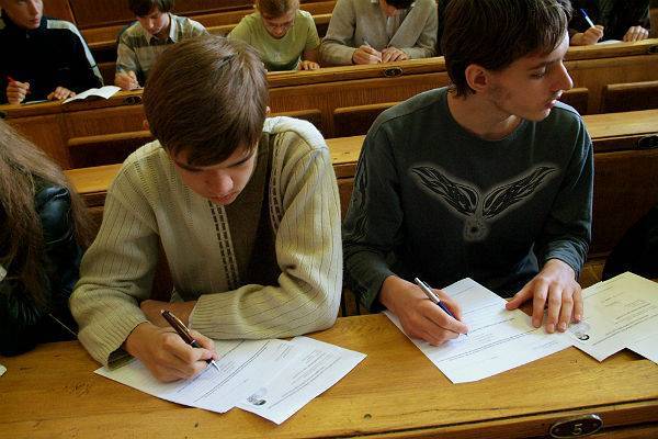 В России вступительные экзамены в вузы сдвинут из-за коронавируса