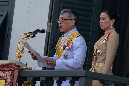 Король Таиланда самоизолировался за границей с десятками любовниц