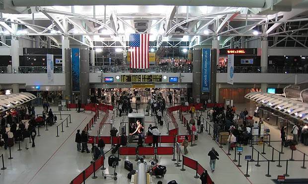 Застрявшие в аэропорту Нью-Йорка россияне попросили президента вывезти их на родину