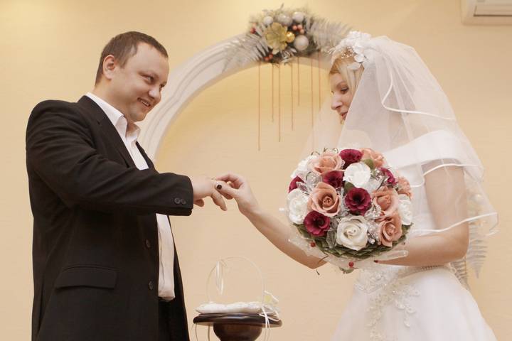 Минюст предложил приостановить заключение и расторжение браков