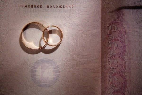 Минюст предложил до лета не женить и не разводить россиян из-за коронавируса