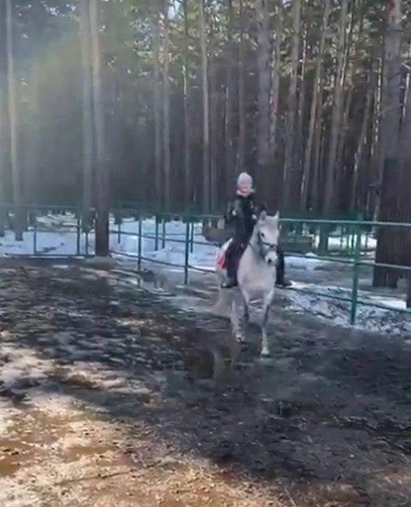 Свердловский замгубернатора показал своих детей на карантине: с прогулками и конюшней