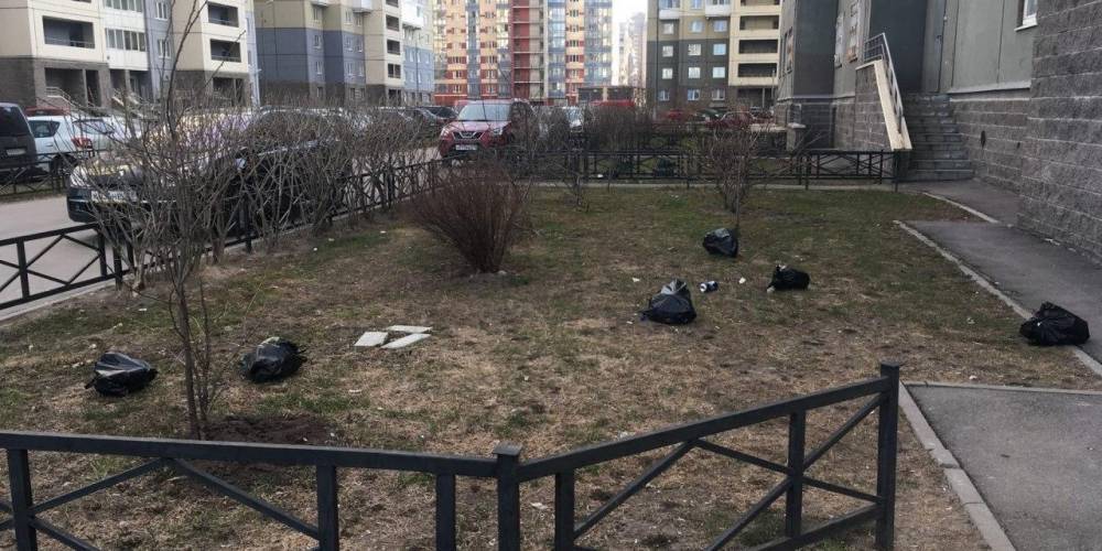 Петербуржцы на самоизоляции начали выбрасывать мусор из окон