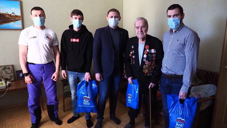 Активисты «Единой России» помогают пенсионерам во время пандемии