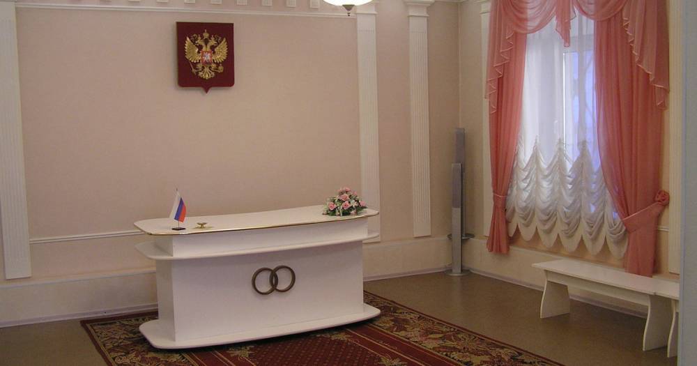 В России приостанавливается заключение и расторжение браков
