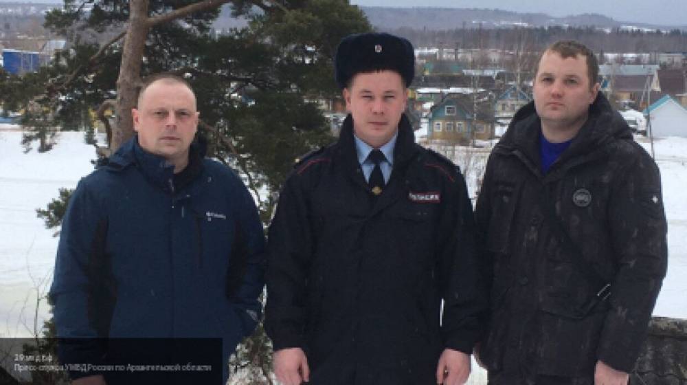 Спасших тонувшего подростка полицейских наградили за смелость в Архангельской области