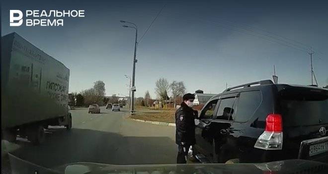 На дорогах РТ полицейские разъясняют, что въезды в города ограничат для людей без справок — видео