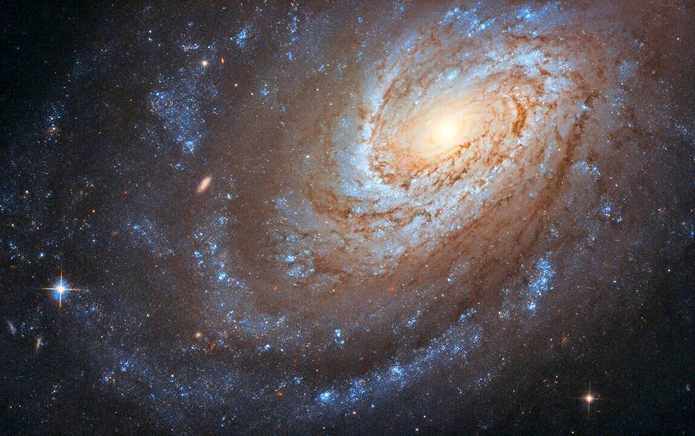 Астрономы показали уникальное фото "прожорливой галактики"