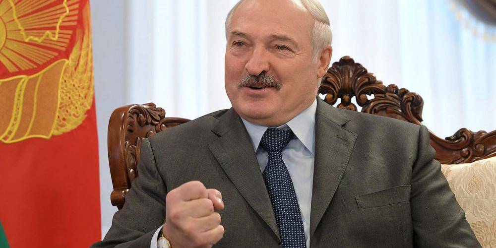 Лукашенко заявил, что изоляция от коронавируса убивает людей