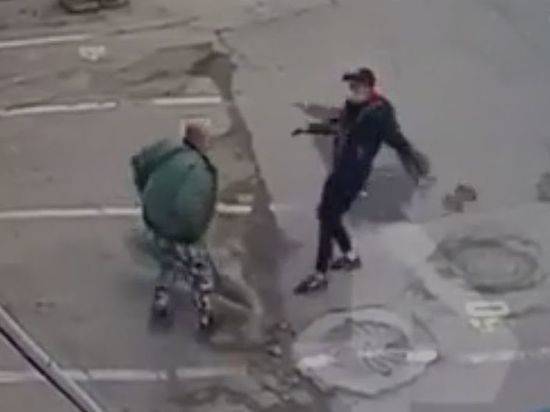 Москвичи устроили драку с ломом и лопатой возле аптеки