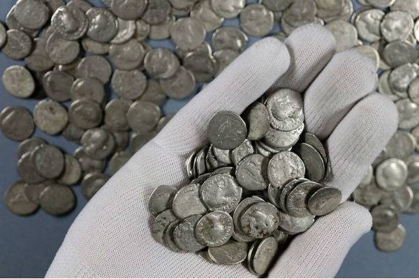 Серебро на пашне: фермер нашел «величайшее сокровище» времен Древнего Рима