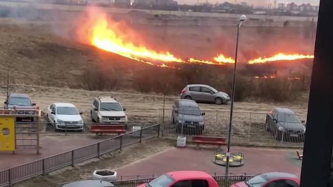 Видео: очевидцы сообщили о серьезном пожаре в районе Кудрово