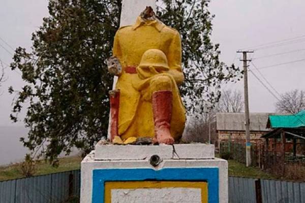На Украине оторвали голову у памятника советскому солдату