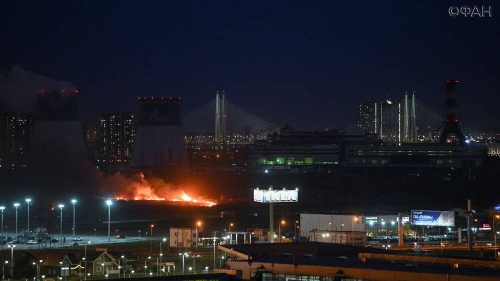 Крупный пожар произошел на трассе «Кола» в Петербурге