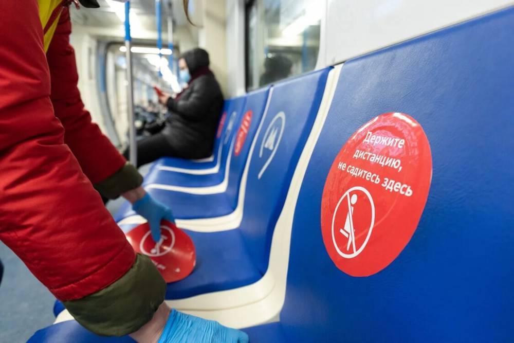 Стикеры о соблюдении дистанции установили на сиденьях в вагонах метро