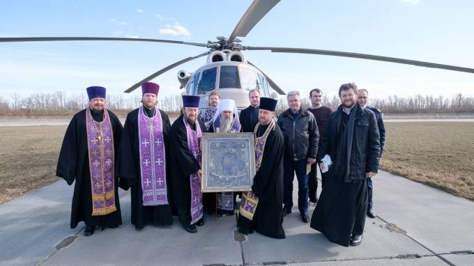 Петербургский митрополит пролетел над Петербургом с иконой