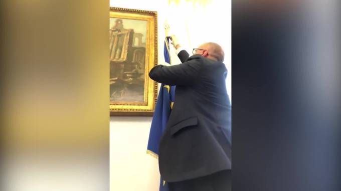 В парламенте Италии демонстративно сняли флаг ЕС