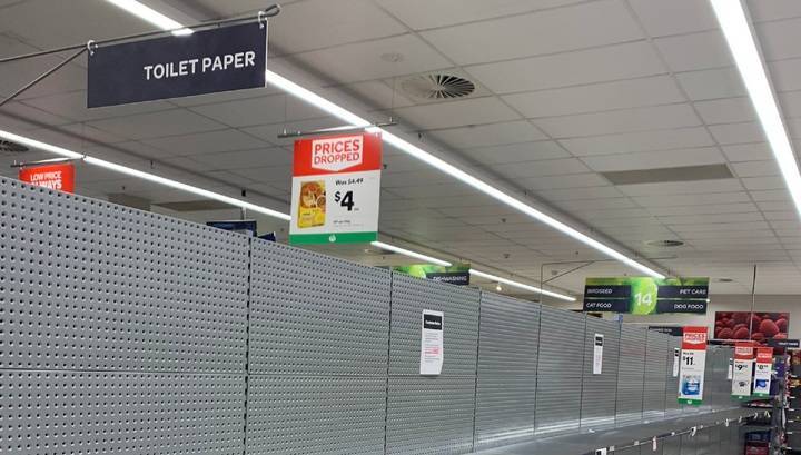 Австралийские магазины ограничивают продажу продуктов и туалетной бумаги