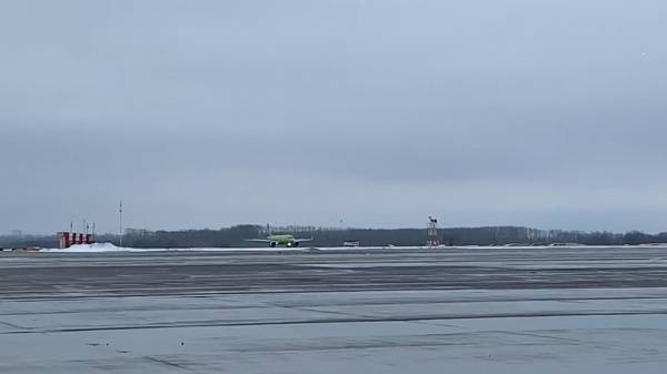 В Перми полицейские проводят проверку сообщения о бомбе в самолете "S7"