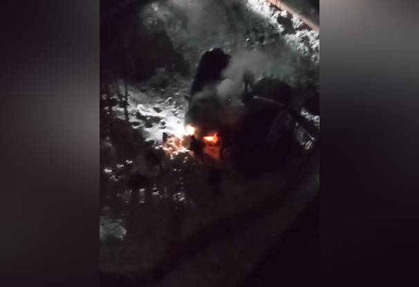В Кузбассе подожгли иномарку: происшествие попало на видео